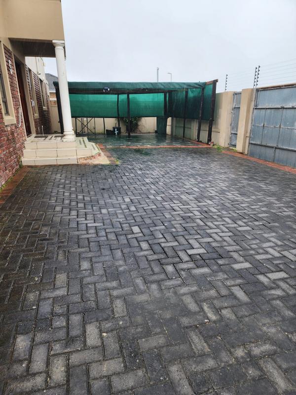 To Let 4 Bedroom Property for Rent in Parsonsvlei Eastern Cape